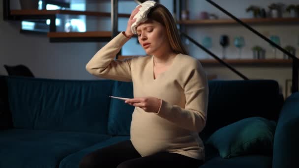 Kobieta Ciąży Gorączką Nakładająca Zimny Ręcznik Czoło Patrząc Termometr Portret — Wideo stockowe
