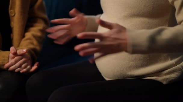 Крупным Планом Взволнованная Нервная Беременная Женщина Жестикулирует Друг Успокаивающий Руки — стоковое видео
