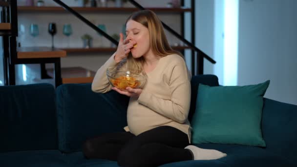 Głodna Ciężarna Kobieta Zachciankami Umieszczająca Chipsy Ustach Żująca Fast Food — Wideo stockowe