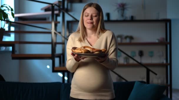 Schwangere Glückliche Frau Mit Süßem Essen Auf Dem Teller Und — Stockvideo