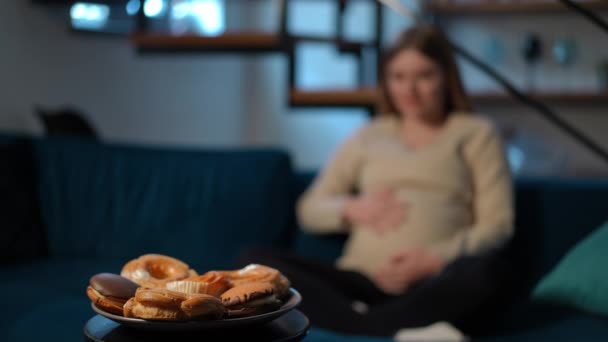 Πιάτο Νόστιμα Γλυκά Και Θολή Έγκυος Γυναίκα Χαϊδεύει Την Κοιλιά — Αρχείο Βίντεο
