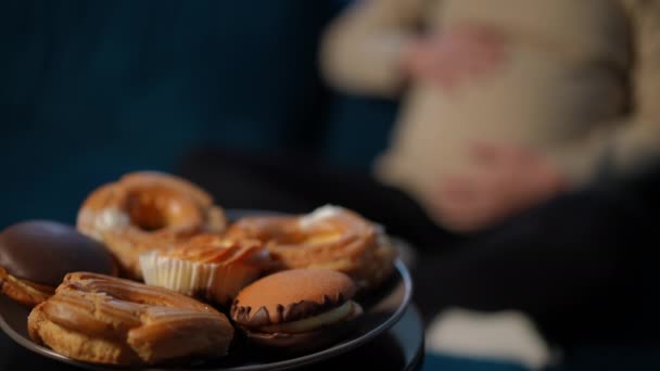 Κοντινό Πλάνο Νόστιμο Νόστιμο Γλυκό Γλυκό Επιδόρπιο Στο Πιάτο Θολή — Αρχείο Βίντεο