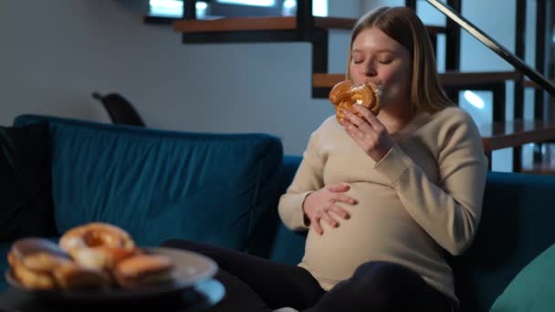 Mutlu Bir Kadın Hamile Karnını Okşuyor Isırıyor Tatlı Çörekleri Çiğniyor — Stok video