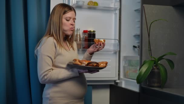 Mujer Embarazada Joven Comiendo Delicioso Bollo Dulce Pie Nevera Abierta — Vídeos de Stock