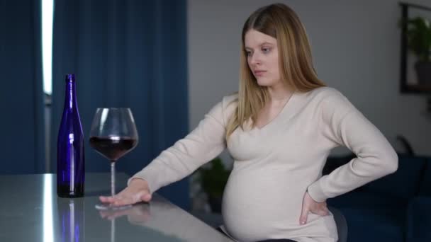 Junge Depressive Schwangere Frau Die Ein Glas Wein Wegschiebt Und — Stockvideo