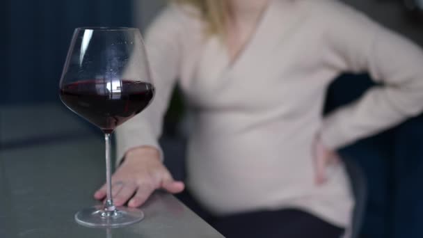 Közelkép Egy Pohár Bor Női Kézzel Nyomja Alkohol Simogató Terhes — Stock videók