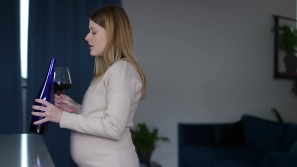 Tracking Skød Gravid Ung Kvinde Ind Køkkenet Poserer Med Glas – Stock-video