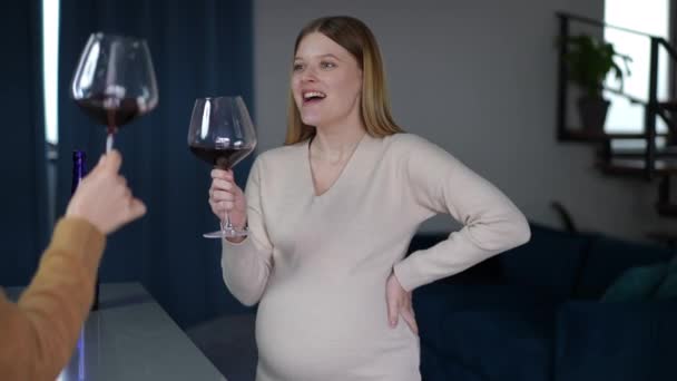 Νεαρή Έγκυος Γυναίκα Γελάει Πίνοντας Αγνώριστο Φίλο Στην Κουζίνα Στο — Αρχείο Βίντεο