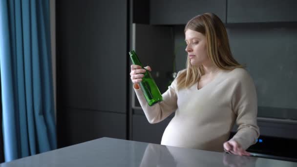 Evdeki Mutfakta Şişeden Bira Içen Hamile Genç Bir Kadını Orta — Stok video