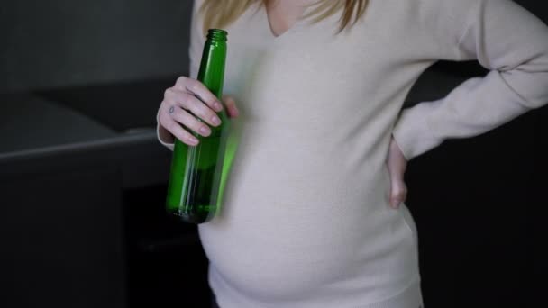 知られざる妊娠中の不注意な女性が屋内でビールを飲みながら踊っている 若いコーカサス人は 自宅でアルコールで楽しむことを期待しています — ストック動画