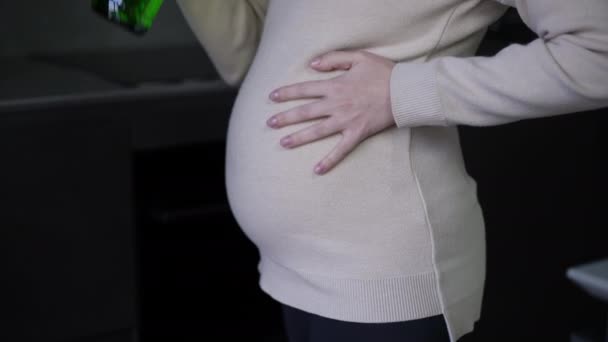 Vista Ángulo Lateral Irreconocible Mujer Embarazada Acariciando Vientre Bebiendo Cerveza — Vídeos de Stock