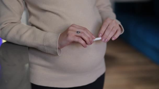 Gravid Kvinna Bryta Cigarett Smekande Mage Stående Inomhus Ung Kaukasisk — Stockvideo
