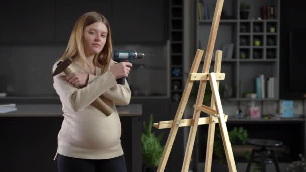 Porträt Einer Selbstbewussten Schwangeren Mit Hammer Und Bohrer Die Rechts — Stockvideo