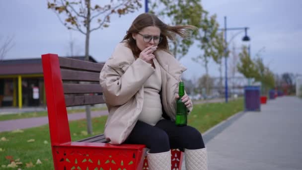 Ung Upprörd Gravid Kvinna Med Flaska Och Cigarett Söker Tändare — Stockvideo