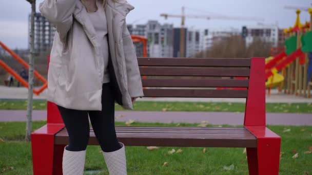 Panchina Sulla Strada Della Città Con Giovane Donna Incinta Disperata — Video Stock