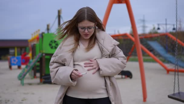 Pohled Zepředu Nervózní Těhotná Žena Lámající Cigarety Laskající Břicho Stojící — Stock video