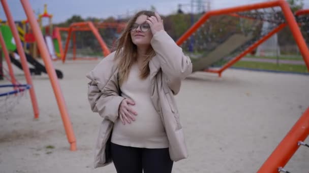 Joyeux Enceinte Jeune Femme Caressant Ventre Regardant Autour Regardant Caméra — Video