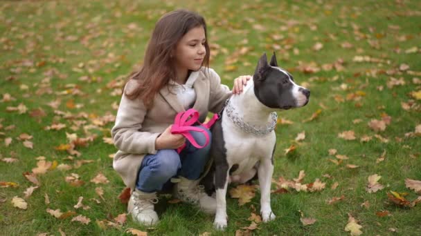 Menina Caucasiana Despreocupada Feliz Acariciando Cão Beijando Câmera Lenta Sentado — Vídeo de Stock