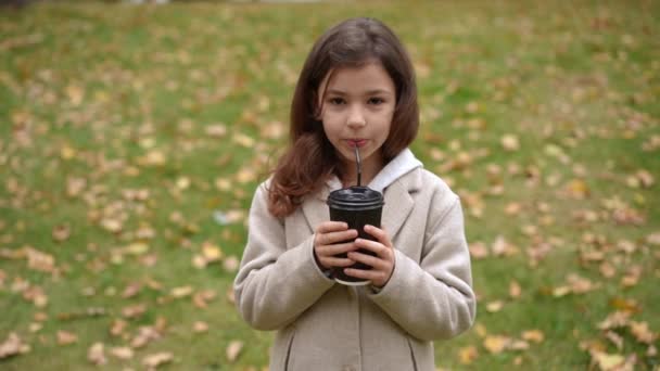 Widok Przodu Powiększ Pewny Siebie Kaukaska Dziewczyna Pije Herbatę Słomką — Wideo stockowe