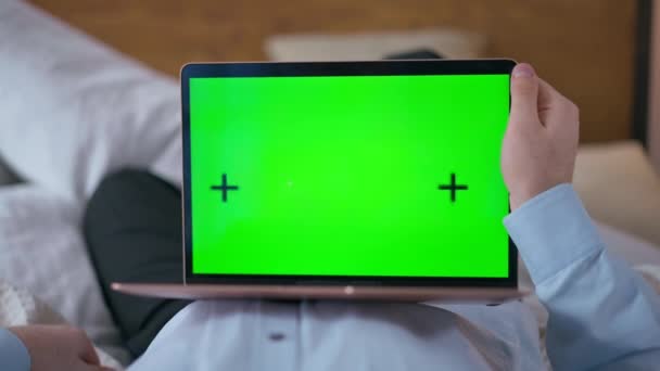 Zbliżenie Zielony Ekran Laptop Monitor Męskich Rękach Kaukaskich Osobisty Pov — Wideo stockowe