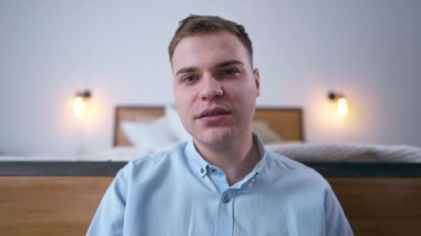 Chat Vidéo Pov Jeune Homme Intelligent Confiant Parlant Gesticulant Ralenti — Video