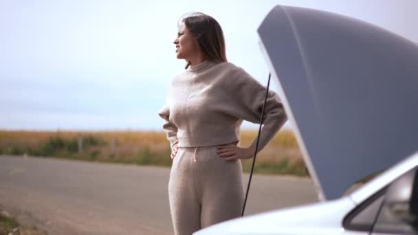 Νευρική Ανήσυχη Γυναίκα Στέκεται Ανοιχτό Αυτοκίνητο Κουκούλα Κοιτάζοντας Γύρω Πορτρέτο — Αρχείο Βίντεο