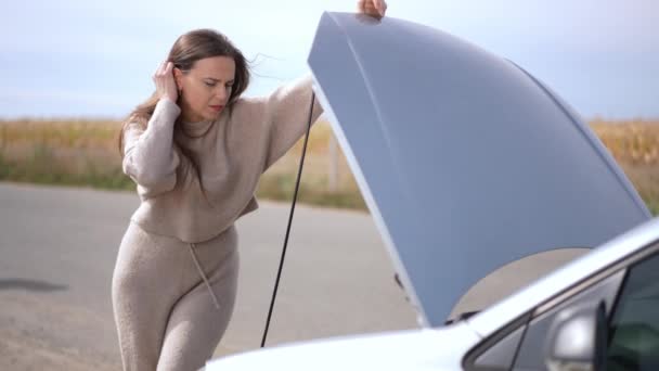 Портрет Несподіваної Хвилюючої Жінки Відкритому Автомобілі Входом Старшого Чоловіка Жінка — стокове відео