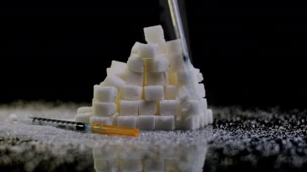 Högen Med Sockerbitar Med Sprutan Slow Motion Lämnar Närbild Sötningsmedel — Stockvideo