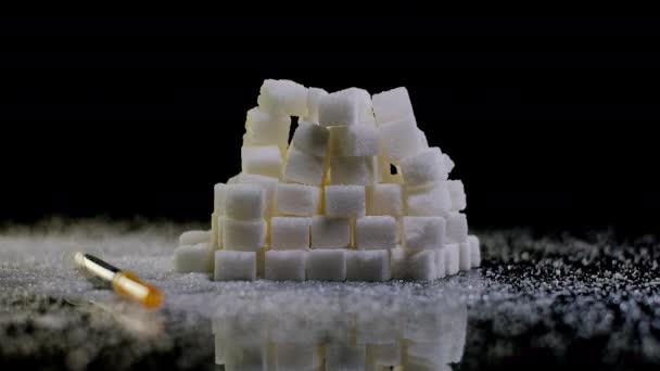 Montón Terrones Azúcar Blanco Con Jeringa Cayendo Delante Cámara Lenta — Vídeos de Stock