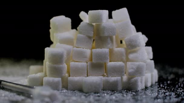 Großaufnahme Stapeln Sich Weiße Zuckerwürfel Denen Die Spritze Zeitlupe Klebt — Stockvideo