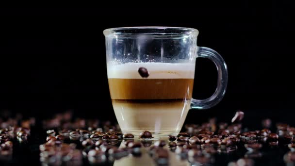 Närbild Latte Glas Kopp Med Rostade Kaffebönor Faller Slow Motion — Stockvideo