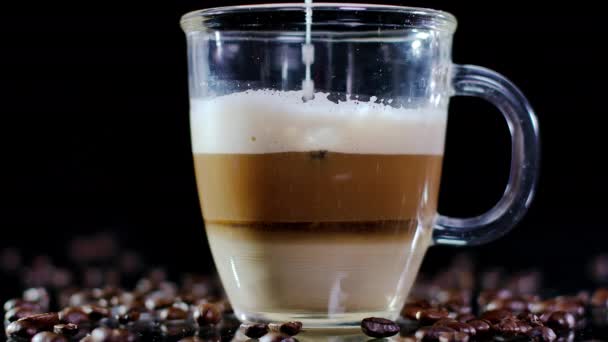 Kapuçino Kapuçinonun Içine Sıcak Süt Dökülmüş Kahve Ile Karıştırılmış Siyah — Stok video