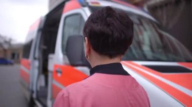 Ambulans paramediklerinden biri bir araca bindi.