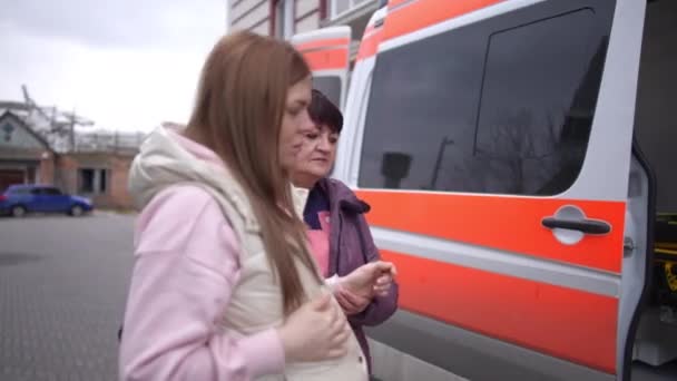 Žena Ambulance Záchranář Pomáhá Těhotné Dívce Dostat Ambulance — Stock video