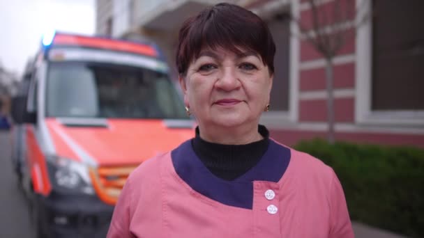 Porträtt Kvinnlig Ems Paramedisk Stolt Stående Framför Kameran — Stockvideo
