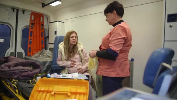 Paramedikler Genç Hamile Bir Kadına Gerekli Tıbbi Bakımı Sağlamak Için — Stok video