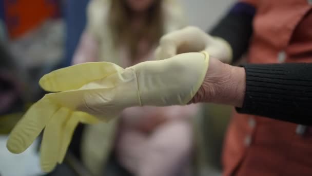 Sanitariusze Zakładają Gumowe Sterylne Rękawice Aby Zapewnić Młodej Kobiecie Ciąży — Wideo stockowe