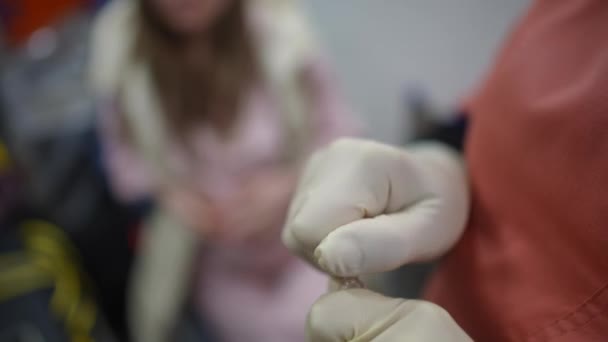 Eldivenli Kadın Ellerinin Yakın Çekimi Cam Ampulü Kırarak Enjeksiyon Yapıyor — Stok video