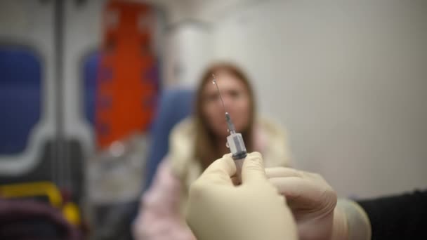 Zdravotník Sanitce Připravuje Injekci Pacientovi — Stock video
