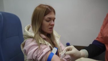 Ambulans doktoru hastaya iğne yaptı.