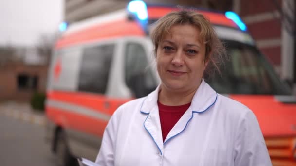 Portret Kobiety Sanitariuszki Dumą Stojącej Przed Kamerą Białym Płaszczu — Wideo stockowe