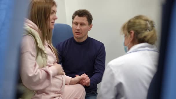 Ambülansta Bir Sağlık Görevlisiyle Konuşurken Hamile Karısına Ahlaki Açıdan Destek — Stok video