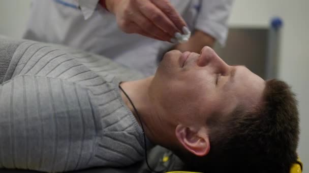 Paramedic Folosește Bucată Vată Amoniac Pentru Reînvia Mincinos Într Ambulanță — Videoclip de stoc