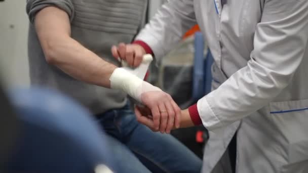 Ein Sanitäter Legt Einem Mann Der Krankenwagen Sitzt Einen Weichen — Stockvideo