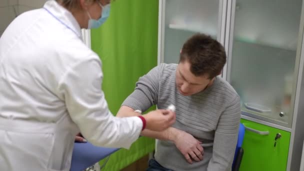 一名护士在用氨水的棉毛虫的帮助下 用静脉血进行分析后 使一名男性病人神智不清 — 图库视频影像