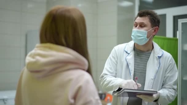 Médico Sexo Masculino Vestindo Casaco Branco Máscara Luvas Terminou Preencher — Vídeo de Stock