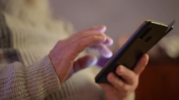 Yaşlı Bir Adamın Cep Telefonuna Bir Şey Yazarken Yakın Plan — Stok video