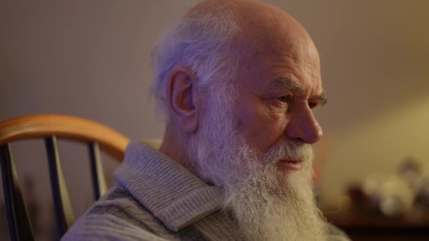 Пожилой Человек Сидящий Кресле Качалке Засыпает — стоковое видео