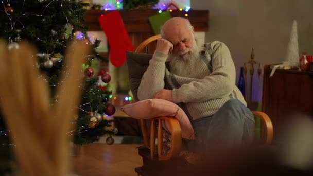 Anciano Despertó Una Mecedora Bajo Árbol Navidad — Vídeo de stock