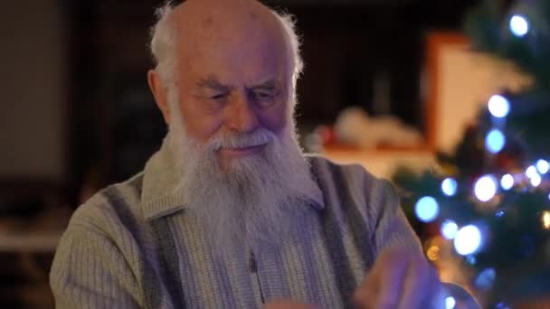 Anciano Canoso Con Barba Acabado Decorar Árbol Navidad Mira Cámara — Vídeos de Stock